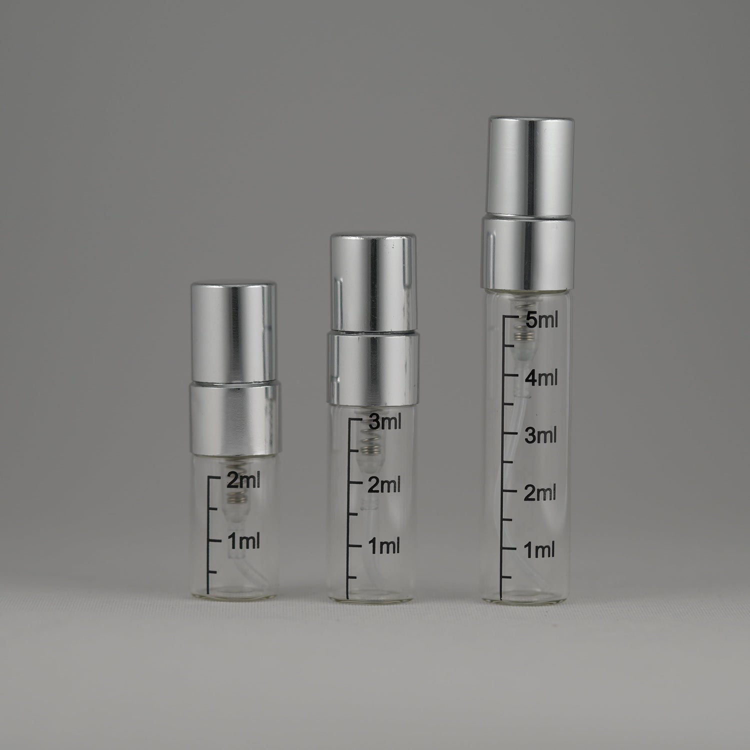 Bild von Mini Flakons in den verschieden Größen aus Glas mit Aluminiumdeckel zum Abfüllen für Parfümproben bei FineFlacon.